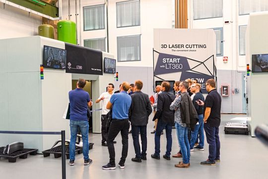 Die LT360 ist eine neue Laserschneidemaschine der BLM Group mit einem 6-achsigen Roboterarm für gebogene Rohre, Flach- und Tiefziehbleche, innenhochdruckumgeformte Komponenten und geschweißte Montagegruppen. Die LT360 ist eine neue Laserschneidemaschine der BLM Group mit einem 6-achsigen Roboterarm für gebogene Rohre, Flach- und Tiefziehbleche, innenhochdruckumgeformte Komponenten und geschweißte Montagegruppen.