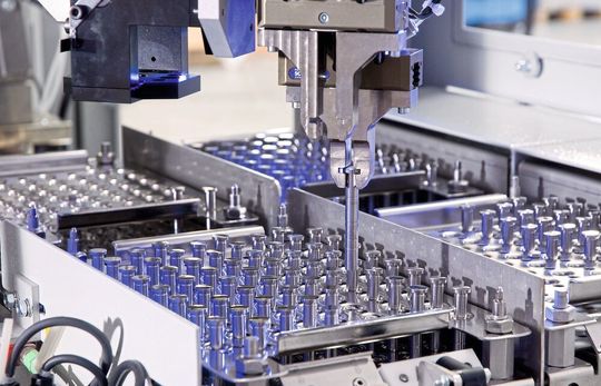 Im Vergleich zur manuellen Bestückung stellt die Roboterbeladung höhere Anforderungen an die Genauigkeit der Werkstückträger. Außerdem können für eine optimale Reinigung Modifikationen am Roboter erforderlich sein. Im Vergleich zur manuellen Bestückung stellt die Roboterbeladung höhere Anforderungen an die Genauigkeit der Werkstückträger. Außerdem können für eine optimale Reinigung Modifikationen am Roboter erforderlich sein.