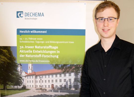Gewinner des Dechema-Doktorandenpreis für Naturstoffforschung 2020: Dr. Jan Rinkel von der Rheinischen Friedrich-Wilhelms-Universität Bonn, Kekulé-Institut für Organische Chemie und Biochemie. Gewinner des Dechema-Doktorandenpreis für Naturstoffforschung 2020: Dr. Jan Rinkel von der Rheinischen Friedrich-Wilhelms-Universität Bonn, Kekulé-Institut für Organische Chemie und Biochemie.