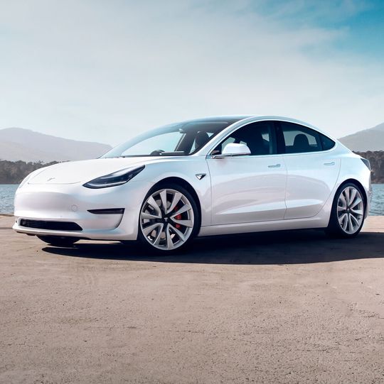 Ein weißes Tesla Model 3 löste bei der Polizei in Mettmann „Einbruchalarm“ aus. Ein weißes Tesla Model 3 löste bei der Polizei in Mettmann „Einbruchalarm“ aus.