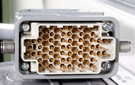 Durch Verlängerung der Kriechstrecken zwischen den Kontakten mithilfe von Aufbauten wurde eine höhere Leistungsdichte erreicht. Durch Verlängerung der Kriechstrecken zwischen den Kontakten mithilfe von Aufbauten wurde eine höhere Leistungsdichte erreicht.