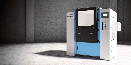 Die SFM-AT1000 von Solukon kann große, additiv gefertigte Metall-Bauteile automatisiert entpulvern. Die SFM-AT1000 von Solukon kann große, additiv gefertigte Metall-Bauteile automatisiert entpulvern.