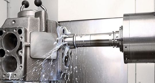 Anwendung des sogenannten Plateauhonens mit Kühlschmierstoff-Doppelfunktion auf einem Heller-Bearbeitungszentrum des Typs H 2000. An der TU Berlin forscht man derzeit, wie sich das Konditionieren der dafür benötigten Honleisten durch Funkenerosion vereinfachen und automatisieren lässt. Anwendung des sogenannten Plateauhonens mit Kühlschmierstoff-Doppelfunktion auf einem Heller-Bearbeitungszentrum des Typs H 2000. An der TU Berlin forscht man derzeit, wie sich das Konditionieren der dafür benötigten Honleisten durch Funkenerosion vereinfachen und automatisieren lässt.