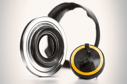 Parker Hannifin bietet Verbundlösungen aus vielen verschiedenen Materialkombinationen, z.B. die langlebigen und kostengünstigen 2K-Gummi-Kunststoff-Direktverbundteile. Parker Hannifin bietet Verbundlösungen aus vielen verschiedenen Materialkombinationen, z.B. die langlebigen und kostengünstigen 2K-Gummi-Kunststoff-Direktverbundteile.