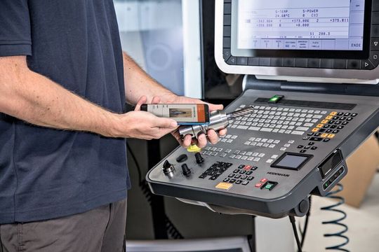 Intuitiv zu bedienen und auf das
Wichtigste beschränkt: das Connected-Manufacturing-System von der Hoffmann Group. Intuitiv zu bedienen und auf das
Wichtigste beschränkt: das Connected-Manufacturing-System von der Hoffmann Group.