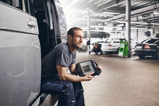 Bosch-KTS-Nutzer können mit dem neuen Serviceangebot „PTS 100“ leichter auf die Diagnoseportale der Fahrzeughersteller zugreifen bzw. mit deren Hilfe zahlreiche Arbeiten durchführen. Bosch-KTS-Nutzer können mit dem neuen Serviceangebot „PTS 100“ leichter auf die Diagnoseportale der Fahrzeughersteller zugreifen bzw. mit deren Hilfe zahlreiche Arbeiten durchführen.