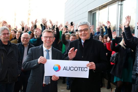 Die Aucotec-Vorstände Horst Beran und Uwe Vogt nach dem Durchschneiden des Eröffnungsbandes. Die Aucotec-Vorstände Horst Beran und Uwe Vogt nach dem Durchschneiden des Eröffnungsbandes.