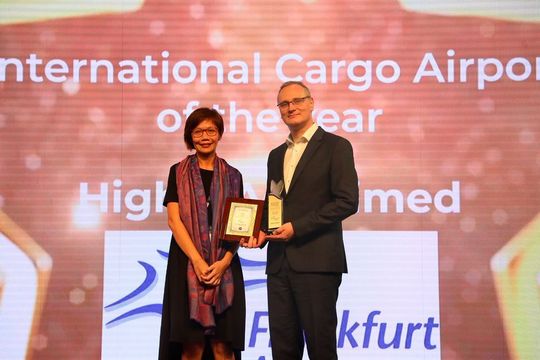 Jaisey Yip, General Manager Cargo & Logistics der Changi Airport Group (l.), verleiht Max Conrady, Leiter Frachtentwicklung und Frachtmanagement bei Fraport (r.), den Award. Jaisey Yip, General Manager Cargo & Logistics der Changi Airport Group (l.), verleiht Max Conrady, Leiter Frachtentwicklung und Frachtmanagement bei Fraport (r.), den Award.