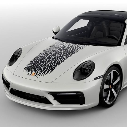 Kunden können ab sofort die Motorhaube ihres neuen 911 mit dem eigenen Fingerabdruck dekorieren. Kunden können ab sofort die Motorhaube ihres neuen 911 mit dem eigenen Fingerabdruck dekorieren.
