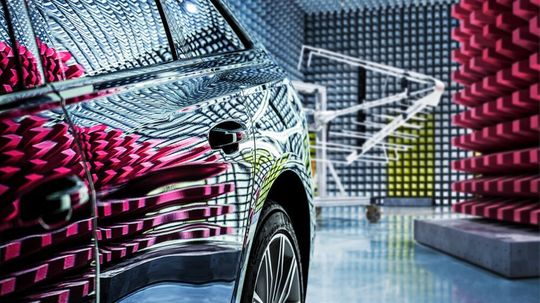 Die empfindliche Elektronik in Fahrzeugen darf von externen Störquellen nicht beeinflusst werden. Hier hilft Messtechnik. Die empfindliche Elektronik in Fahrzeugen darf von externen Störquellen nicht beeinflusst werden. Hier hilft Messtechnik.