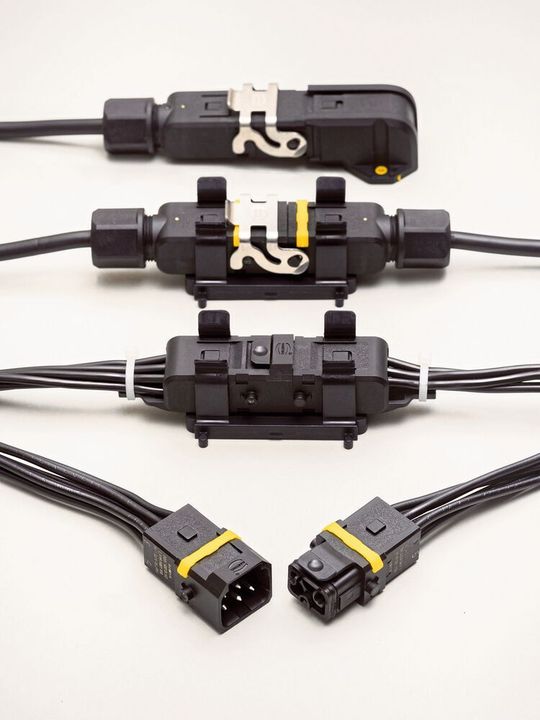 Der modulare Aufbau des Han 1A bringt größtmögliche Flexibilität für die Anwendung. Die rechteckigen Kunststoffsteckverbinder eignen sich für Motoren und kleinere Verbraucher in Maschinenbau und Automation. Der modulare Aufbau des Han 1A bringt größtmögliche Flexibilität für die Anwendung. Die rechteckigen Kunststoffsteckverbinder eignen sich für Motoren und kleinere Verbraucher in Maschinenbau und Automation.