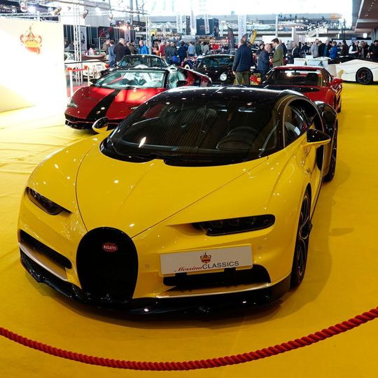 Neuer Luxus neben altem Blech: Auch manche Neuwagen wie dieser Bugatti werden direkt zu Klassikern. Neuer Luxus neben altem Blech: Auch manche Neuwagen wie dieser Bugatti werden direkt zu Klassikern.
