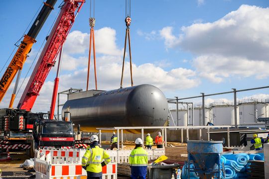 Mit einem Tankbehälter installiert Haltermann Carless das letzte Schwerbauteil für die neue Hydrieranlage am Standort Speyer. Mit einem Tankbehälter installiert Haltermann Carless das letzte Schwerbauteil für die neue Hydrieranlage am Standort Speyer.