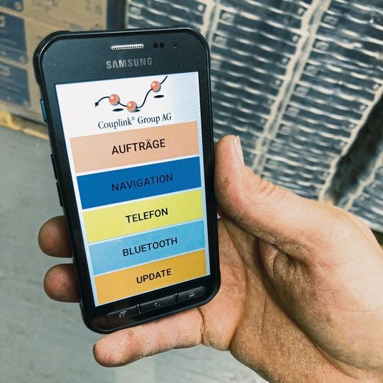 Couplinkyourfleet Logistik erkennt anhand der Angaben den jeweiligen Mitarbeiter und zeigt ihm eine Übersicht aller an diesem Tag anzufahrenden Stationen inklusive der jeweiligen Aufträge Couplinkyourfleet Logistik erkennt anhand der Angaben den jeweiligen Mitarbeiter und zeigt ihm eine Übersicht aller an diesem Tag anzufahrenden Stationen inklusive der jeweiligen Aufträge