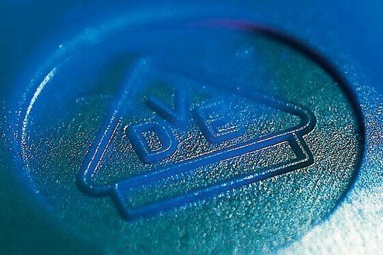 Das VDE-Zeichen soll Vertrauen in elektrotechnische Produkte fördern. Das Siegel, dass Teil der "Made in Germany" zugesprochenen Qualität darstellt, wurde vor 100 Jahren ins Leben gerufen. Das VDE-Zeichen soll Vertrauen in elektrotechnische Produkte fördern. Das Siegel, dass Teil der "Made in Germany" zugesprochenen Qualität darstellt, wurde vor 100 Jahren ins Leben gerufen.