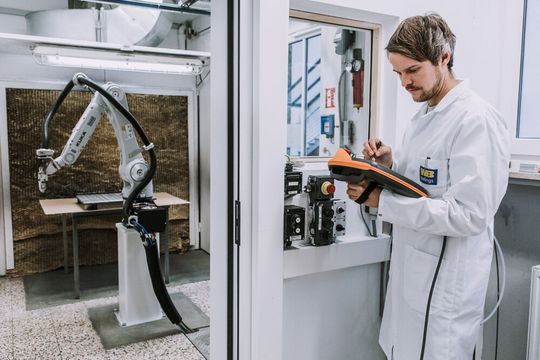 WB Coatings testet seine neuen Lacke jetzt mit einem ready2spray-Roboter von Dürr. WB Coatings testet seine neuen Lacke jetzt mit einem ready2spray-Roboter von Dürr.