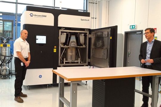 Die Spectra H ist die jüngste Maschine von Arcam und steht im schwedischen Göteborg zum Hands-on-Training bereit. Rechts im Bild: Karl Lindblom, General Manager von GE Additive Arcam. Die Spectra H ist die jüngste Maschine von Arcam und steht im schwedischen Göteborg zum Hands-on-Training bereit. Rechts im Bild: Karl Lindblom, General Manager von GE Additive Arcam.