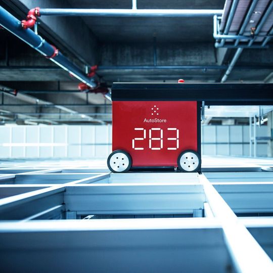 Autostore-Lager können platzsparend angelegt werden, die Ein- und Auslagerung erfolgt von oben. Autostore-Lager können platzsparend angelegt werden, die Ein- und Auslagerung erfolgt von oben.