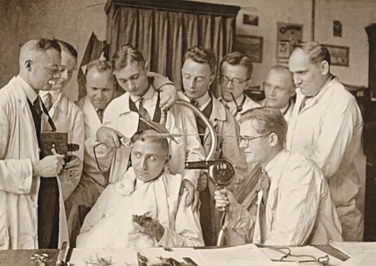 Seit 100 Jahren unterziehen die Experten des VDE-Instituts elektrotechnische Produkte einem Härtetest, bevor sie das begehrte VDE-Dreieck vergeben. Seit 100 Jahren unterziehen die Experten des VDE-Instituts elektrotechnische Produkte einem Härtetest, bevor sie das begehrte VDE-Dreieck vergeben.