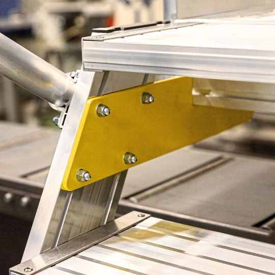 Günzburger Steigtechnik hat seine Überstiege und Treppen überarbeitet. Ihre Montage klappt jetzt so schnell wie nie zuvor. Günzburger Steigtechnik hat seine Überstiege und Treppen überarbeitet. Ihre Montage klappt jetzt so schnell wie nie zuvor.