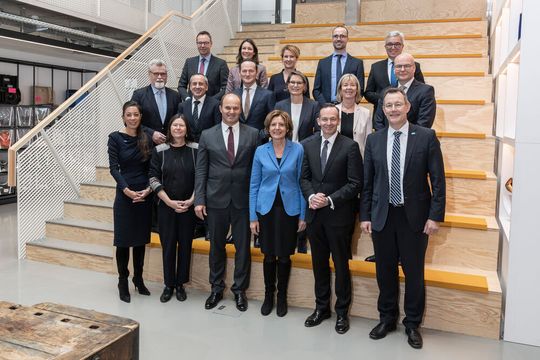Die rheinland-pfälzische Landesregierung und der Vorstand von BASF haben in Ludwigshafen über die Entwicklung der BASF und des Standorts Ludwigshafen beraten. Die rheinland-pfälzische Landesregierung und der Vorstand von BASF haben in Ludwigshafen über die Entwicklung der BASF und des Standorts Ludwigshafen beraten.