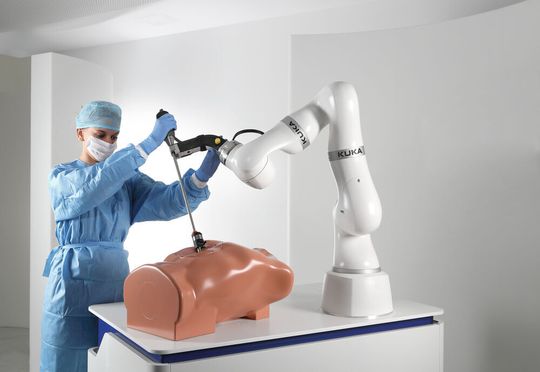 Die fünf Finalteams haben bis zur Medizinmesse Medica im November Zeit, ihre Konzepte zu realisieren. Dafür bekommen sie einen sensitiven Kuka-Leichtbauroboter LBR Med zur Verfügung gestellt. Die fünf Finalteams haben bis zur Medizinmesse Medica im November Zeit, ihre Konzepte zu realisieren. Dafür bekommen sie einen sensitiven Kuka-Leichtbauroboter LBR Med zur Verfügung gestellt.