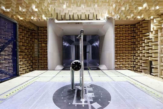 Der Simulator ist rund 40 kg schwer, hat einen Durchmesser von 30 cm und eine Leistung von rund 160 kW.