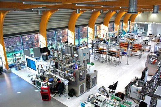 Das Forscherteam des Fraunhofer IOSB-INA testet die Datenübertragung per Licht unter realen Bedingungen in der SmartFactory OWL in Lemgo. Das Forscherteam des Fraunhofer IOSB-INA testet die Datenübertragung per Licht unter realen Bedingungen in der SmartFactory OWL in Lemgo.
