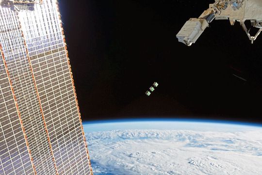 Cubisch, praktisch, gut: Der Small Satellite Orbital Deployer setzt drei Minisatelliten in einen erdnahen Orbit (LEO). Über diese CubeSats lassen sich IoT-Funkverbindungen mit geringen Datenraten realisieren. Cubisch, praktisch, gut: Der Small Satellite Orbital Deployer setzt drei Minisatelliten in einen erdnahen Orbit (LEO). Über diese CubeSats lassen sich IoT-Funkverbindungen mit geringen Datenraten realisieren.