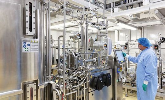 Blick in die Produktion von Wacker Biotech in Amsterdam: Neben Einweg-Bioreaktoren kommen bei der Produktion von lebenden mikrobiellen Produkten (LMPs) auch große Edelstahl-Fermenter mit einem Fassungsvermögen von bis zu 1500 Litern zum Einsatz Blick in die Produktion von Wacker Biotech in Amsterdam: Neben Einweg-Bioreaktoren kommen bei der Produktion von lebenden mikrobiellen Produkten (LMPs) auch große Edelstahl-Fermenter mit einem Fassungsvermögen von bis zu 1500 Litern zum Einsatz