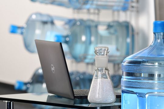 Nachhaltigkeit in der Praxis: Die Matrix neuer Halbzeuge besteht zu 50 % aus Rezyklaten, die aus der Verwertung von Mehrweg-Wasserflaschen aus Polycarbonat (PC) stammen. Lanxess favorisiert diese ressourcenschonenden Produkte etwa für Laptopdeckel oder Gehäuse von Smartphones, Tablets, E-Books oder Handys. Nachhaltigkeit in der Praxis: Die Matrix neuer Halbzeuge besteht zu 50 % aus Rezyklaten, die aus der Verwertung von Mehrweg-Wasserflaschen aus Polycarbonat (PC) stammen. Lanxess favorisiert diese ressourcenschonenden Produkte etwa für Laptopdeckel oder Gehäuse von Smartphones, Tablets, E-Books oder Handys.