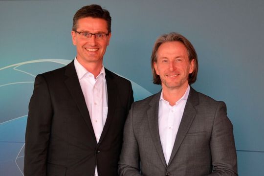 Thomas Hanswillemenke (re.), Vorstand Mobilität und Maik Kynast, Bereichsleiter Vertrieb Mobilität und Waren: „Der Erfolg unserer Bank ist in der tagtäglichen Qualität unserer Services begründet. Das ist es, was unsere Händler von uns erwarten – und das ist es was sie von uns bekommen.“ Thomas Hanswillemenke (re.), Vorstand Mobilität und Maik Kynast, Bereichsleiter Vertrieb Mobilität und Waren: „Der Erfolg unserer Bank ist in der tagtäglichen Qualität unserer Services begründet. Das ist es, was unsere Händler von uns erwarten – und das ist es was sie von uns bekommen.“