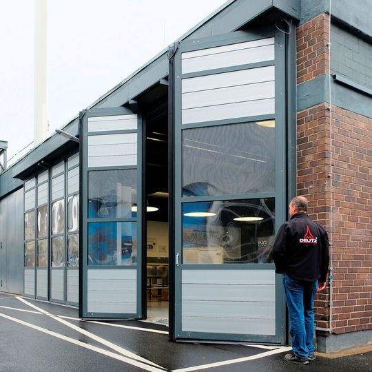 Die Efaflex Falttore isolieren das Innovationscenter von Deutz gegen äußere Einflüsse. Die Efaflex Falttore isolieren das Innovationscenter von Deutz gegen äußere Einflüsse.