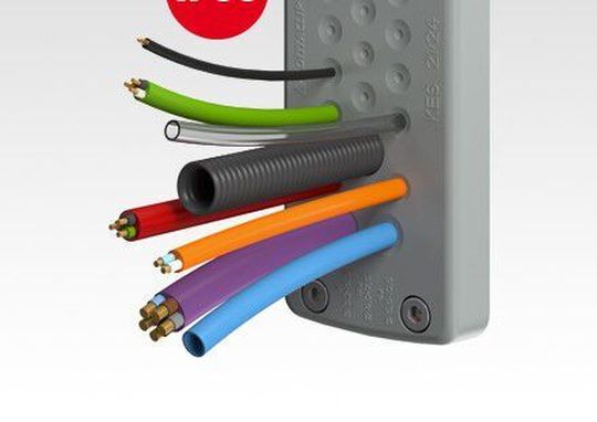 So sieht das aus, wenn man mit den KSE-Produkten von Conta-Clip Kabel, Schläuche und Leitungen verlegt. Hierbei handelt es sich allerdings um eine Variante mit Schraubmontage.