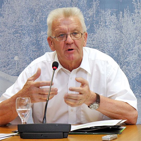 Ministerpräsident Winfried Kretschmann will der Autoindustrie besser im Strukturwandel helfen können. Ministerpräsident Winfried Kretschmann will der Autoindustrie besser im Strukturwandel helfen können.