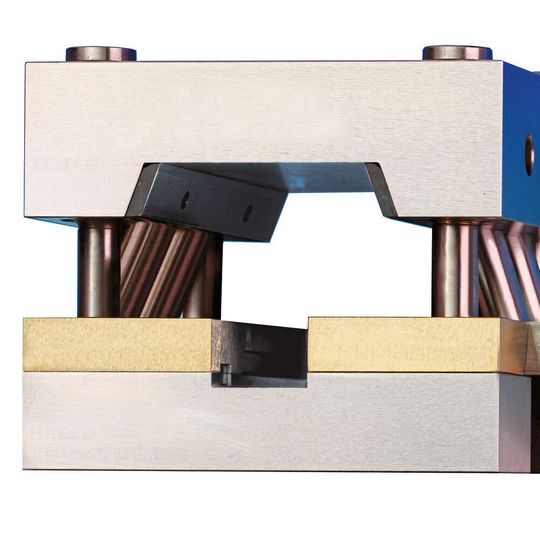 The length of the splits and the core retainer insert corresponds to the full width of the mould. The length of the splits and the core retainer insert corresponds to the full width of the mould.
