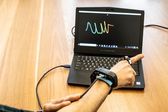 Ein spezieller Ring trackt die Bewegungen des Fingers, um die Information an einem Computer zu übertragen. Ein spezieller Ring trackt die Bewegungen des Fingers, um die Information an einem Computer zu übertragen.