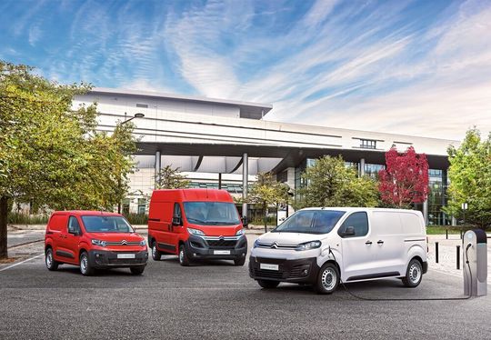 D'ici 2025, toute la gamme de modèles - véhicules utilitaires légers et voitures particulières - sera disponible dans une version électrifiée. Dans un premier temps, une Citroën Jumpy purement électrique sera lancée en 2020, suivie en 2021 d'une fourgonnette Citroën Berlingo également électrique. D'ici 2025, toute la gamme de modèles - véhicules utilitaires légers et voitures particulières - sera disponible dans une version électrifiée. Dans un premier temps, une Citroën Jumpy purement électrique sera lancée en 2020, suivie en 2021 d'une fourgonnette Citroën Berlingo également électrique.