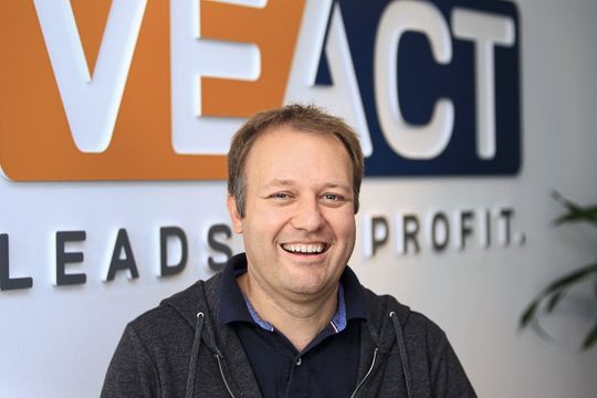 Philipp Posselt, Gründer des Datenanalyse-Start-ups Vecat, will als Vorsitzender des Netzwerks Autohaus Transformation das Verständnis von Autohäusern und Tech-Unternehmen füreinander stärken. Philipp Posselt, Gründer des Datenanalyse-Start-ups Vecat, will als Vorsitzender des Netzwerks Autohaus Transformation das Verständnis von Autohäusern und Tech-Unternehmen füreinander stärken.
