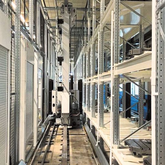 The robot slide transports the castings from the loading station to the shelves. The robot slide transports the castings from the loading station to the shelves.