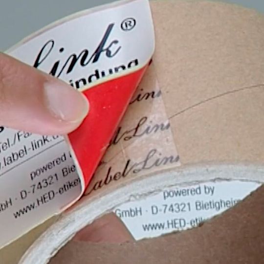Automatischer Spleißprozess am Ende einer Etikettenrolle mit „LabelLink“-Spleißband. Automatischer Spleißprozess am Ende einer Etikettenrolle mit „LabelLink“-Spleißband.