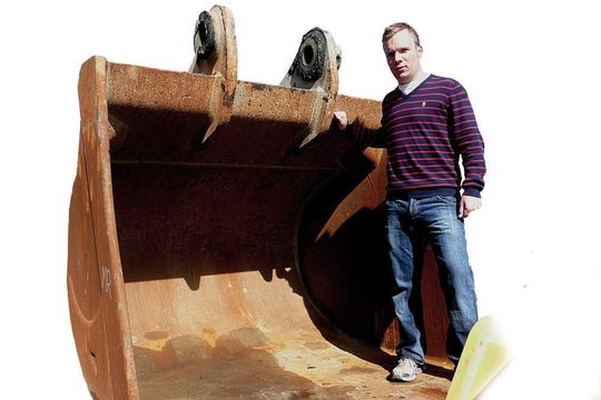 In der Bearbeitung von Dickblechen ist die Bergauer A+R GmbH in Waldsassen der Spezialist: Manngroße Grab-, Ladegefäße und Abbruchwerkzeuge sind die besonderen Härtefälle um die sich das Unternehmen kümmert. Bilder: Kuhn In der Bearbeitung von Dickblechen ist die Bergauer A+R GmbH in Waldsassen der Spezialist: Manngroße Grab-, Ladegefäße und Abbruchwerkzeuge sind die besonderen Härtefälle um die sich das Unternehmen kümmert. Bilder: Kuhn