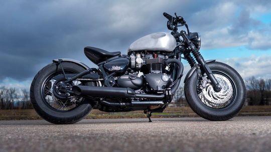 Durch den Umbau mit den neuen Zubehörteilen von ABM erlangt das Triumph Bobber Modell einen neuen Look. Durch den Umbau mit den neuen Zubehörteilen von ABM erlangt das Triumph Bobber Modell einen neuen Look.