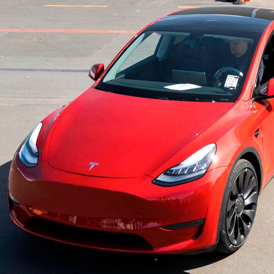 Das Jubiläumsfahrzeug war ein rotes Tesla Model Y. Das Jubiläumsfahrzeug war ein rotes Tesla Model Y.