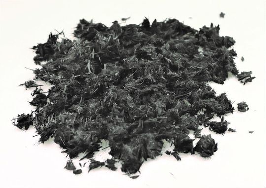 Carbon- (Bild) und Naturfaserprodukte, die beim Schreddern respektive Recyceln zu ungleichmäßigen Flakes und Fasern werden sowie Fasern, die sich mechanisch zu Produktbrücken verhaken und so nicht mehr an der Förderschnecke ankommen lassen sich nur schwer weiter verarbeiten. Das neue Brabender-Dosiersystem FX50 schafft das aber, heißt es. Carbon- (Bild) und Naturfaserprodukte, die beim Schreddern respektive Recyceln zu ungleichmäßigen Flakes und Fasern werden sowie Fasern, die sich mechanisch zu Produktbrücken verhaken und so nicht mehr an der Förderschnecke ankommen lassen sich nur schwer weiter verarbeiten. Das neue Brabender-Dosiersystem FX50 schafft das aber, heißt es.