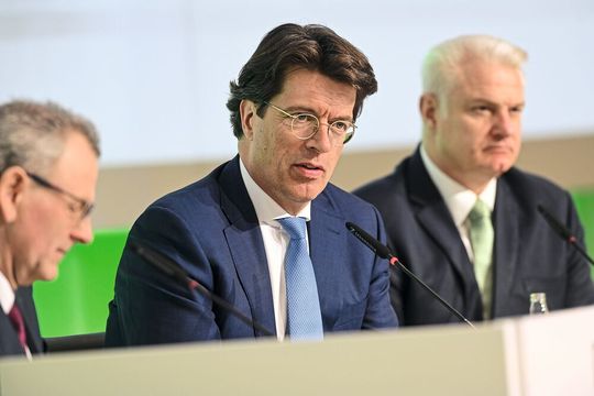Auf der Jahrespressekonferenz zum Geschäftsjahr 2019 verkündete Klaus Rosenfeld, Vorsitzender des Vorstands der Schaeffler AG, die Zahlen der Schaeffler Gruppe. Auf der Jahrespressekonferenz zum Geschäftsjahr 2019 verkündete Klaus Rosenfeld, Vorsitzender des Vorstands der Schaeffler AG, die Zahlen der Schaeffler Gruppe.