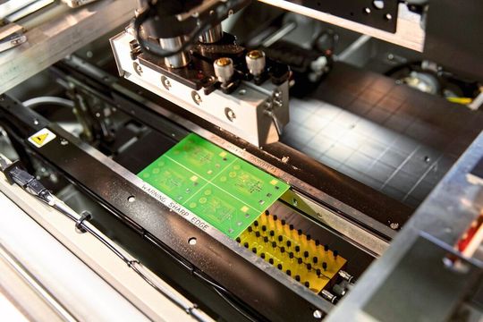 Zum Beschichten von Leiterplatten und für viele weitere Anwendungen benötigt das FAPS Druckluft in einer sehr reinen Qualität. Zum Beschichten von Leiterplatten und für viele weitere Anwendungen benötigt das FAPS Druckluft in einer sehr reinen Qualität.