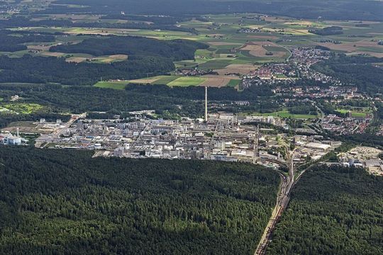 Im Norden des Chemieparks Gendorf entstehen zusätzliche Gleise – damit reagiert Chemieparkbetreiber InfraServ Gendorf auf das weiter steigende Transportaufkommen der Standortunternehmen. Im Norden des Chemieparks Gendorf entstehen zusätzliche Gleise – damit reagiert Chemieparkbetreiber InfraServ Gendorf auf das weiter steigende Transportaufkommen der Standortunternehmen.