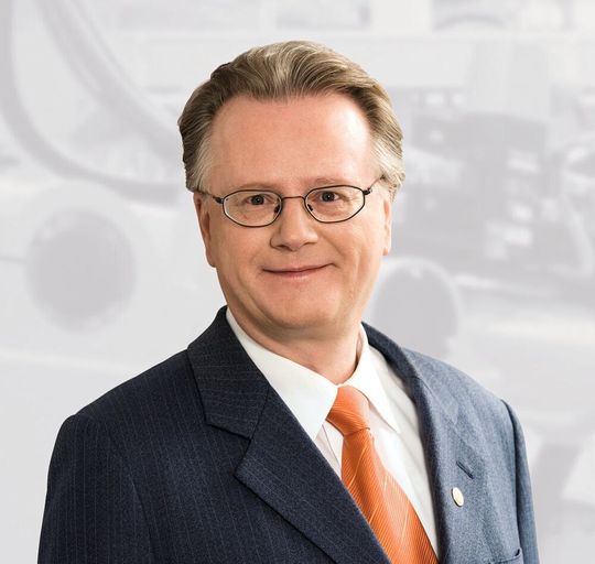 Für das laufende Geschäftsjahr erwartet das Unternehmen einen Umsatzrückgang: „Es war zu erwarten, dass nach sechs Jahren Wachstum die Konjunkturkurve auch mal wieder nach unten zeigt. Ich bin aber optimistisch, dass die Talsohle bald erreicht ist“, sagt Andreas Lapp, Vorstandsvorsitzender der Lapp Holding AG. Für das laufende Geschäftsjahr erwartet das Unternehmen einen Umsatzrückgang: „Es war zu erwarten, dass nach sechs Jahren Wachstum die Konjunkturkurve auch mal wieder nach unten zeigt. Ich bin aber optimistisch, dass die Talsohle bald erreicht ist“, sagt Andreas Lapp, Vorstandsvorsitzender der Lapp Holding AG.