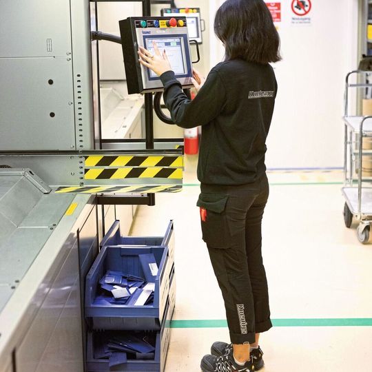 Logistikerin am Bedienterminal: Der Lagerlift „Compact Twin 2440“ von Weland Solutions sorgt bei Koenigsegg nachhaltig für Effizienz in der Produktion der Supersportwagen.